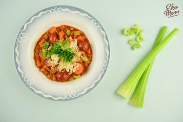 Gevulde minestrone soep met Parmezaanse kaas